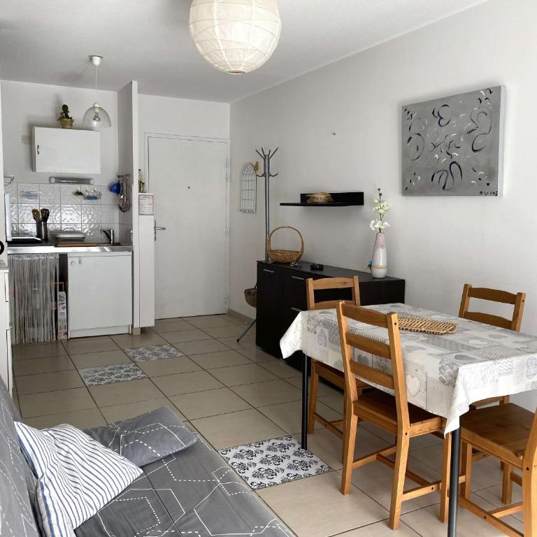Appartement T2 avec Climatisation et Terrasse à Balaruc-les-Bains - FR-1-553-320 - Appartement - 3