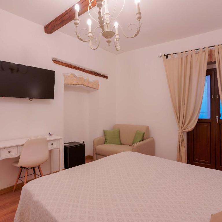 Baco Rooms - Double or Twin Room with Private Bathroom - 1