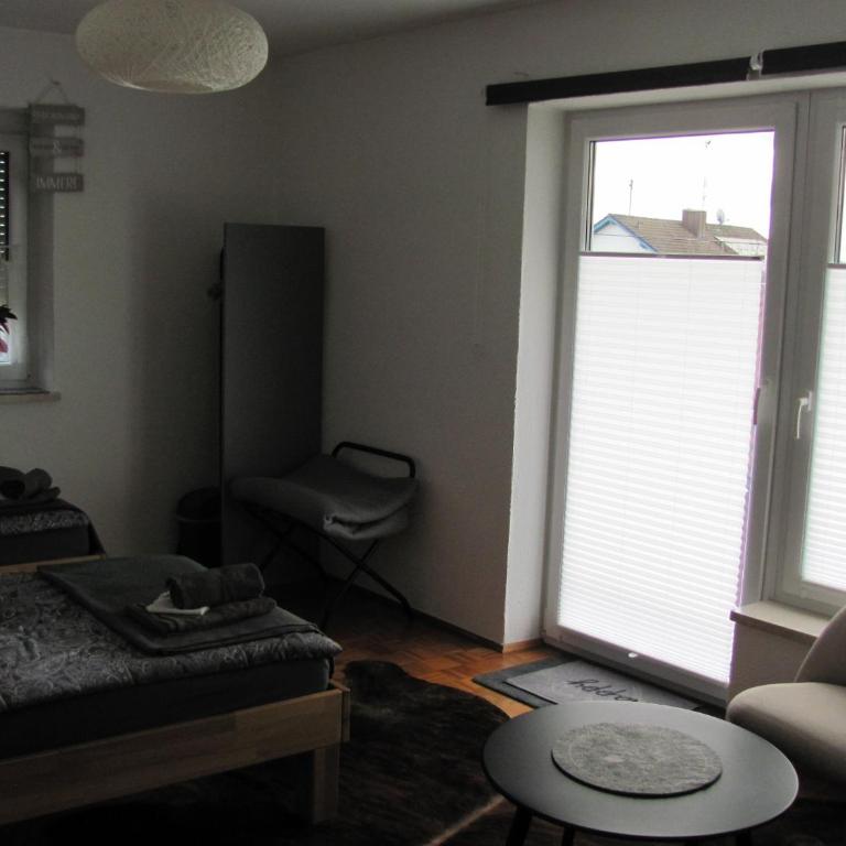 #1Komfortables helles Gästezimmer mit Balkon mit Gemeinschaftsbad W-Lan Airport nah Late Night Check in Haus Nr 9,5 - Apartment mit 1 Schlafzimmer - 7