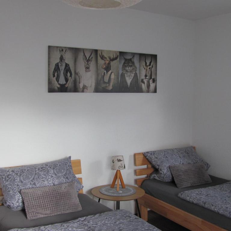 #1Komfortables helles Gästezimmer mit Balkon mit Gemeinschaftsbad W-Lan Airport nah Late Night Check in Haus Nr 9,5 - Apartment mit 1 Schlafzimmer - 2