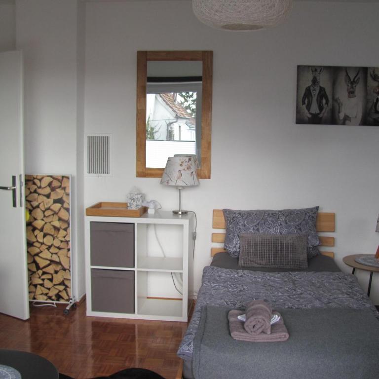 #1Komfortables helles Gästezimmer mit Balkon mit Gemeinschaftsbad W-Lan Airport nah Late Night Check in Haus Nr 9,5 - Apartment mit 1 Schlafzimmer - 5