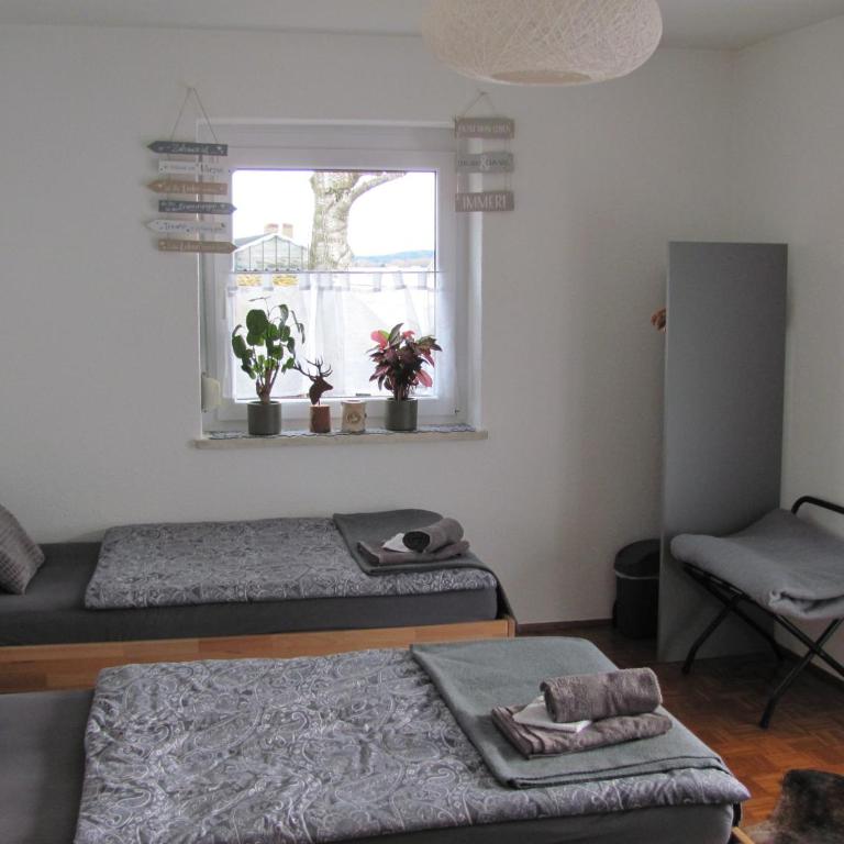 #1Komfortables helles Gästezimmer mit Balkon mit Gemeinschaftsbad W-Lan Airport nah Late Night Check in Haus Nr 9,5 - Apartment mit 1 Schlafzimmer - 1