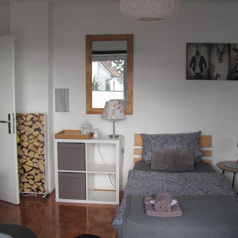 #1Komfortables helles Gästezimmer mit Balkon mit Gemeinschaftsbad W-Lan Airport nah Late Night Check in Haus Nr 9,5 - Apartment mit 1 Schlafzimmer - 12
