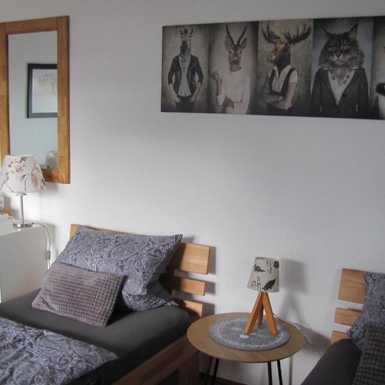 #1Komfortables helles Gästezimmer mit Balkon mit Gemeinschaftsbad W-Lan Airport nah Late Night Check in Haus Nr 9,5 - Apartment mit 1 Schlafzimmer - 10