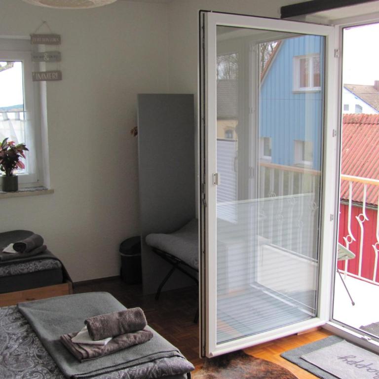 #1Komfortables helles Gästezimmer mit Balkon mit Gemeinschaftsbad W-Lan Airport nah Late Night Check in Haus Nr 9,5 - Apartment mit 1 Schlafzimmer - 13