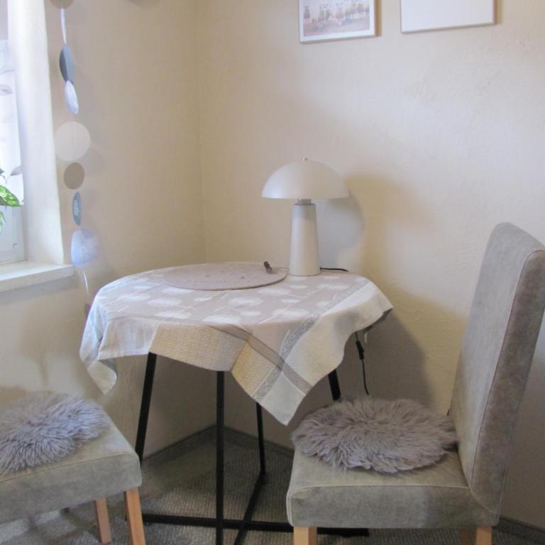 #2 Komfortables großzügiges Gästezimmer mit Gemeinschaftsbad W-Lan Airport nah Late Night Check in Haus Nr 9,5 - Deluxe Zimmer - 13