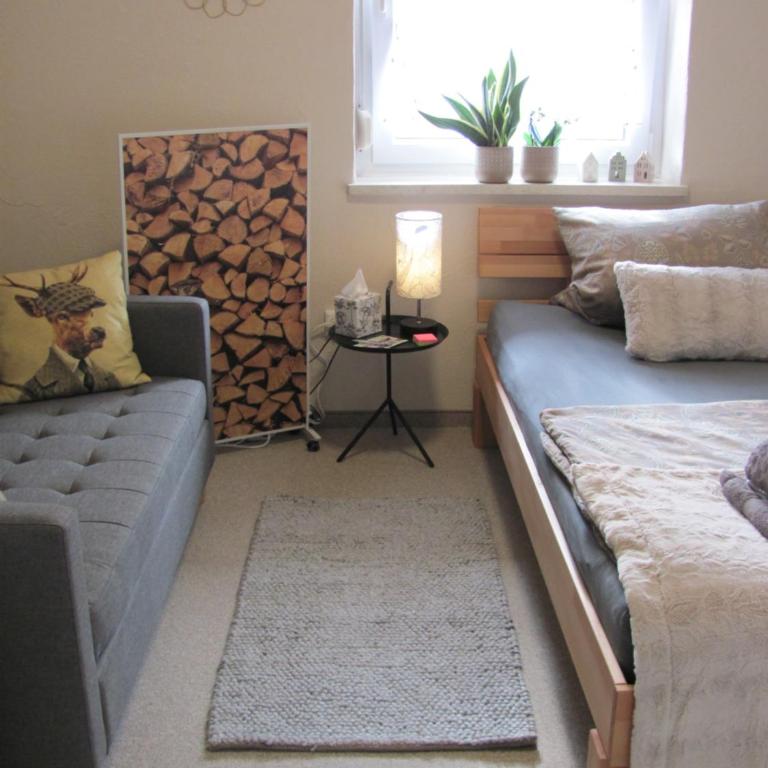 #2 Komfortables großzügiges Gästezimmer mit Gemeinschaftsbad W-Lan Airport nah Late Night Check in Haus Nr 9,5 - Deluxe Zimmer - 1