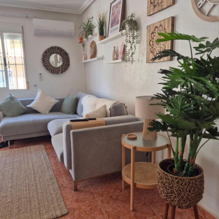 Holiday home in Costa Blanca - 3 bedroom house with pool sleeps 8, close to beach - Casa de 3 dormitorios - 2