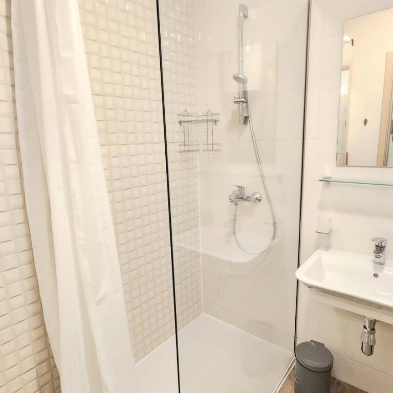 Central Light Apartment - One-Bedroom Apartment - 7