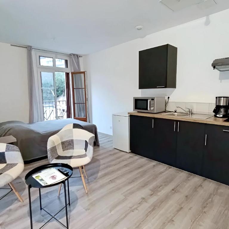 apt 11, 3ème étage, un large studio de 30 m2 avec balcon et vue sur montagne - Apartamento de 1 dormitorio - 1