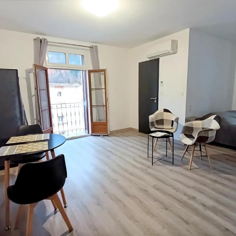 apt 11, 3ème étage, un large studio de 30 m2 avec balcon et vue sur montagne - Apartamento de 1 dormitorio - 8