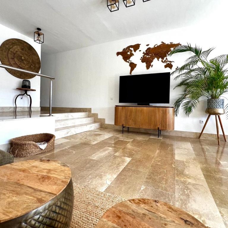 Luxury Home With Ocean View - Three-Bedroom Apartment - 4