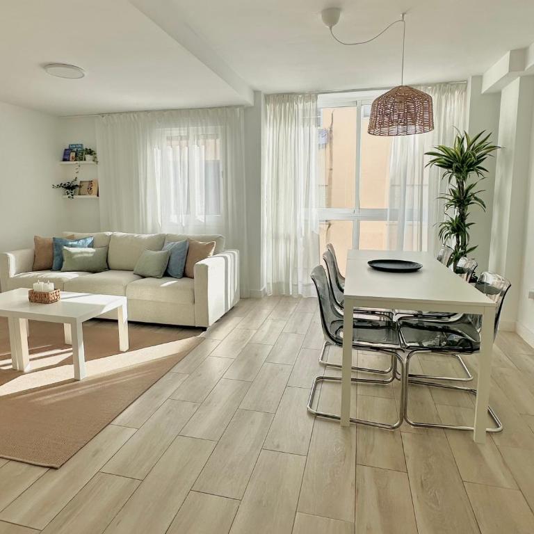 Dúplex Centro y Mar en Fuengirola, Málaga by Casa Flor - Apartamento Deluxe de 3 dormitorios - 15