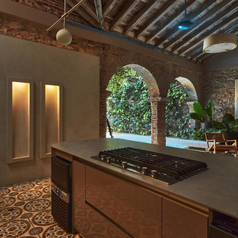 NOK Luxury Colonial Villa 6BR with Pool Staff & Breakfast at Getsemani - Villa - 10