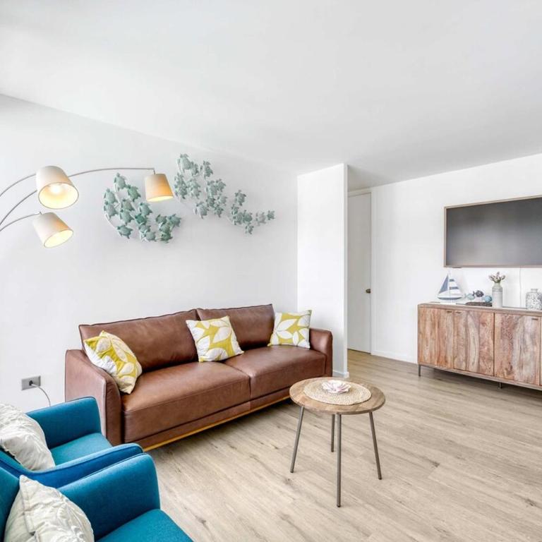 Puyai Breeze with Balcony & Free Parking, 6 guest, Cozy - Three-Bedroom Apartment - 20