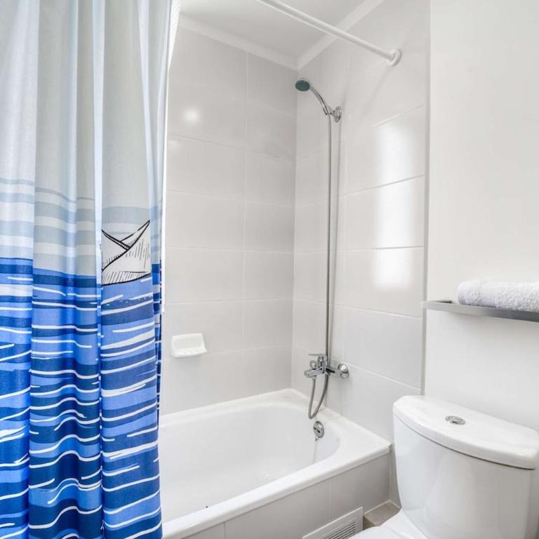 Puyai Breeze with Balcony & Free Parking, 6 guest, Cozy - Three-Bedroom Apartment - 21