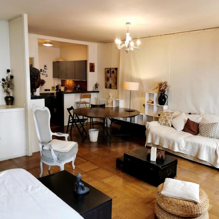 A large artistic-style studio in Panthéon - One-Bedroom Apartment - 2