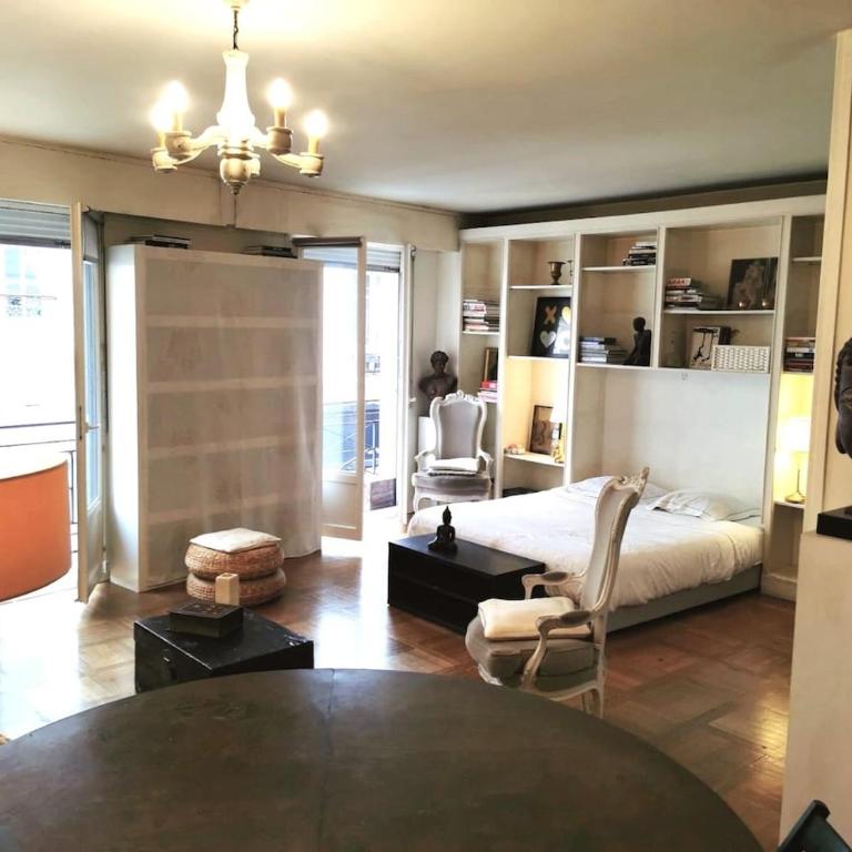 A large artistic-style studio in Panthéon - One-Bedroom Apartment - 4