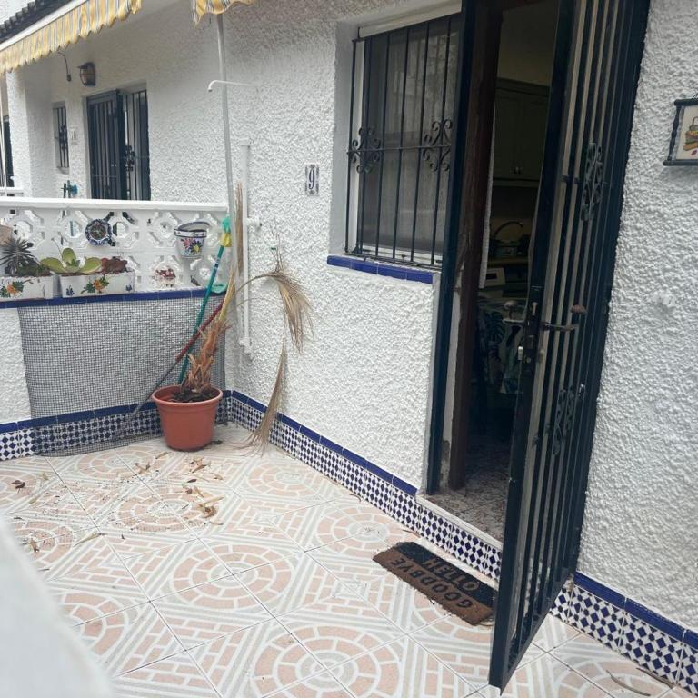 Charming 3-Bedroom House with Shared Pool in Punta Prima, Torrevieja - Vacation Home - 17