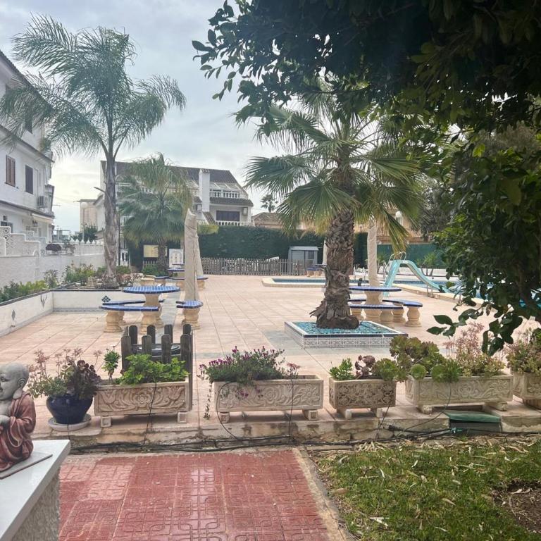 Charming 3-Bedroom House with Shared Pool in Punta Prima, Torrevieja - Vacation Home - 18