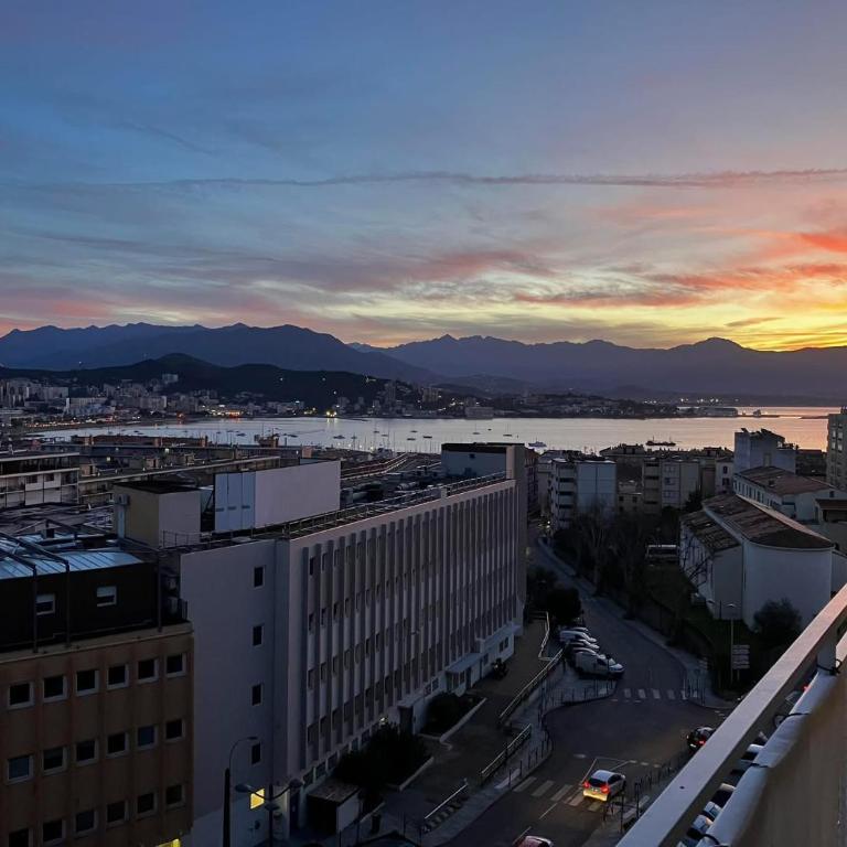 Très bel appartement avec terrasse de 87m2 avec une superbe vue panoramique sur la baie d Ajaccio - Apartment mit 2 Schlafzimmern - 5