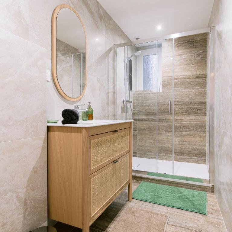 Grand Appartement 90 m2 - 4 Lits -Quartier Imperial - Gare - Centre-ville - Appartamento con 2 Camere da Letto - 6