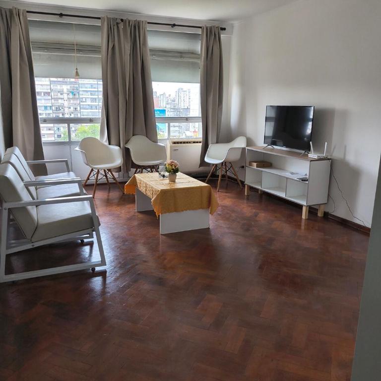 Amplio departamento céntrico 3 habitaciónes, 1 baño y medio, con estacionamiento en el edificio, mínimo 2 noches - Apartamento de 3 dormitorios - 1
