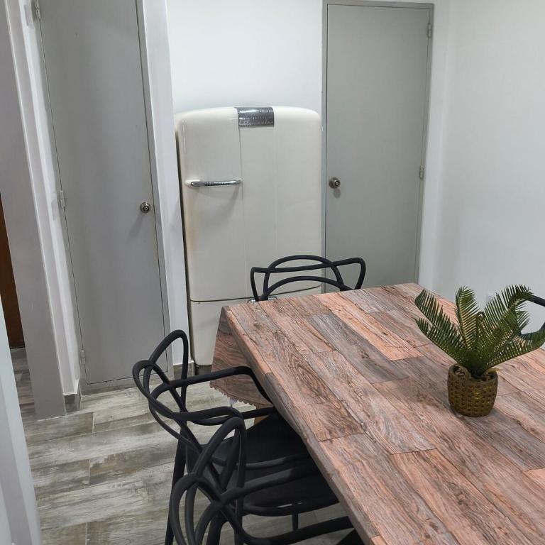 Amplio departamento céntrico 3 habitaciónes, 1 baño y medio, con estacionamiento en el edificio, mínimo 2 noches - Apartamento de 3 dormitorios - 2