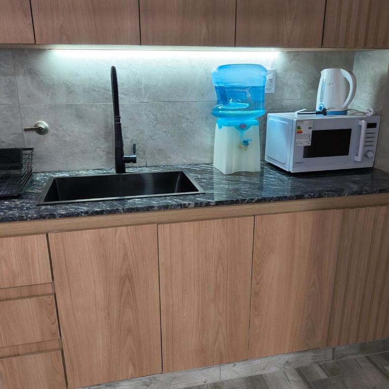 Amplio departamento céntrico 3 habitaciónes, 1 baño y medio, con estacionamiento en el edificio, mínimo 2 noches - Apartamento de 3 dormitorios - 5