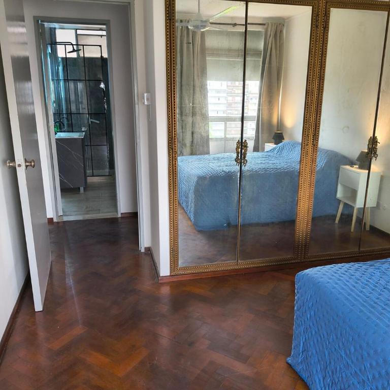 Amplio departamento céntrico 3 habitaciónes, 1 baño y medio, con estacionamiento en el edificio, mínimo 2 noches - Apartamento de 3 dormitorios - 6