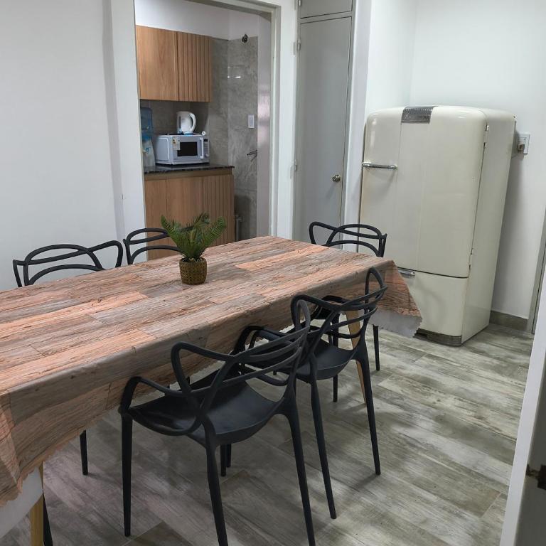 Amplio departamento céntrico 3 habitaciónes, 1 baño y medio, con estacionamiento en el edificio, mínimo 2 noches - Apartamento de 3 dormitorios - 10