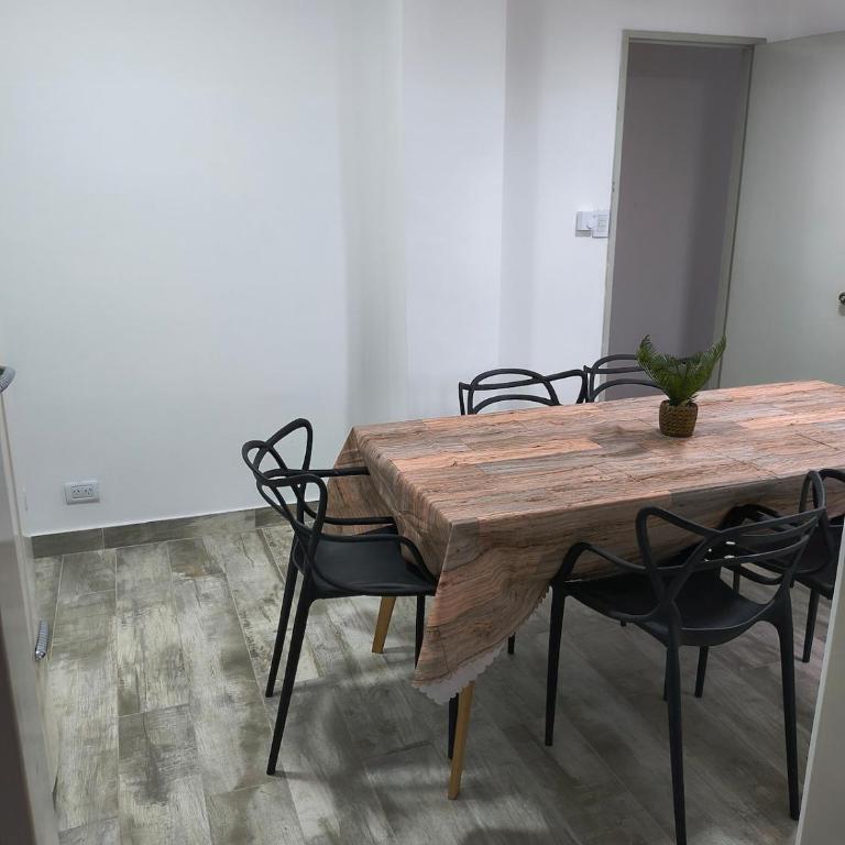 Amplio departamento céntrico 3 habitaciónes, 1 baño y medio, con estacionamiento en el edificio, mínimo 2 noches - Apartamento de 3 dormitorios - 12