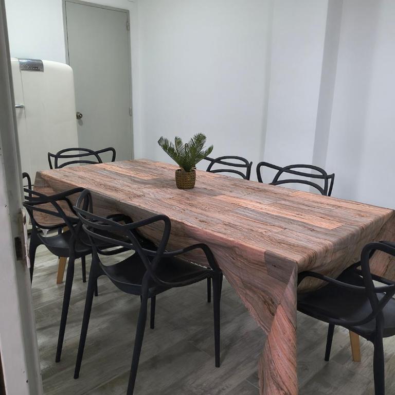 Amplio departamento céntrico 3 habitaciónes, 1 baño y medio, con estacionamiento en el edificio, mínimo 2 noches - Apartamento de 3 dormitorios - 14