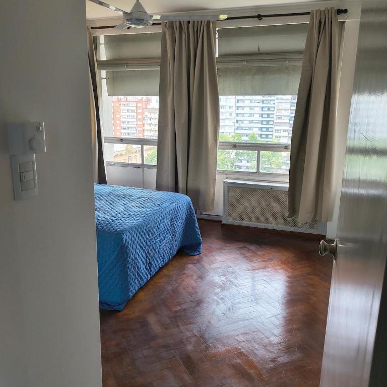 Amplio departamento céntrico 3 habitaciónes, 1 baño y medio, con estacionamiento en el edificio, mínimo 2 noches - Apartamento de 3 dormitorios - 17
