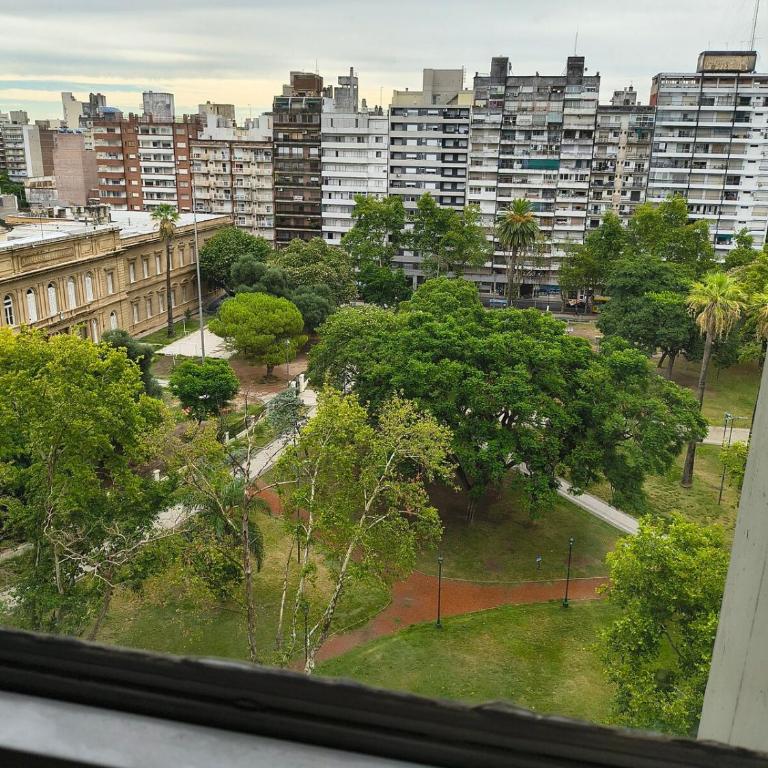 Amplio departamento céntrico 3 habitaciónes, 1 baño y medio, con estacionamiento en el edificio, mínimo 2 noches - Apartamento de 3 dormitorios - 22