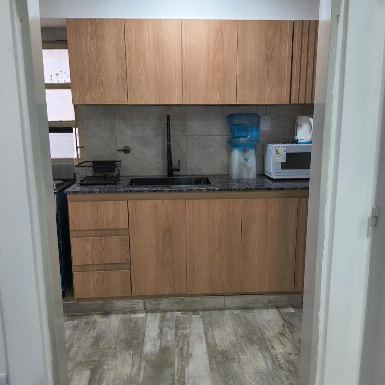 Amplio departamento céntrico 3 habitaciónes, 1 baño y medio, con estacionamiento en el edificio, mínimo 2 noches - Apartamento de 3 dormitorios - 28