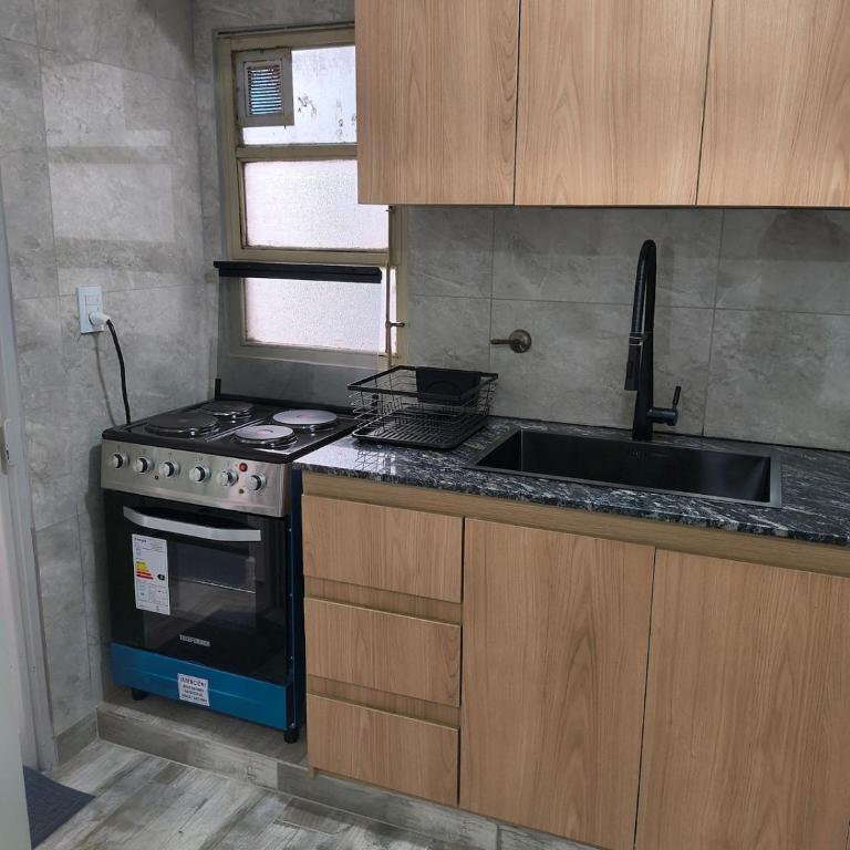 Amplio departamento céntrico 3 habitaciónes, 1 baño y medio, con estacionamiento en el edificio, mínimo 2 noches - Apartamento de 3 dormitorios - 35