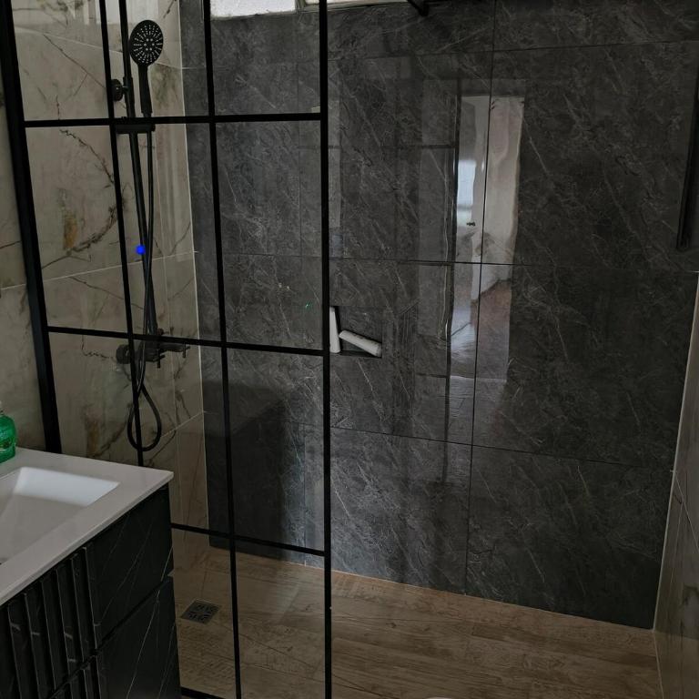 Amplio departamento céntrico 3 habitaciónes, 1 baño y medio, con estacionamiento en el edificio, mínimo 2 noches - Apartamento de 3 dormitorios - 36