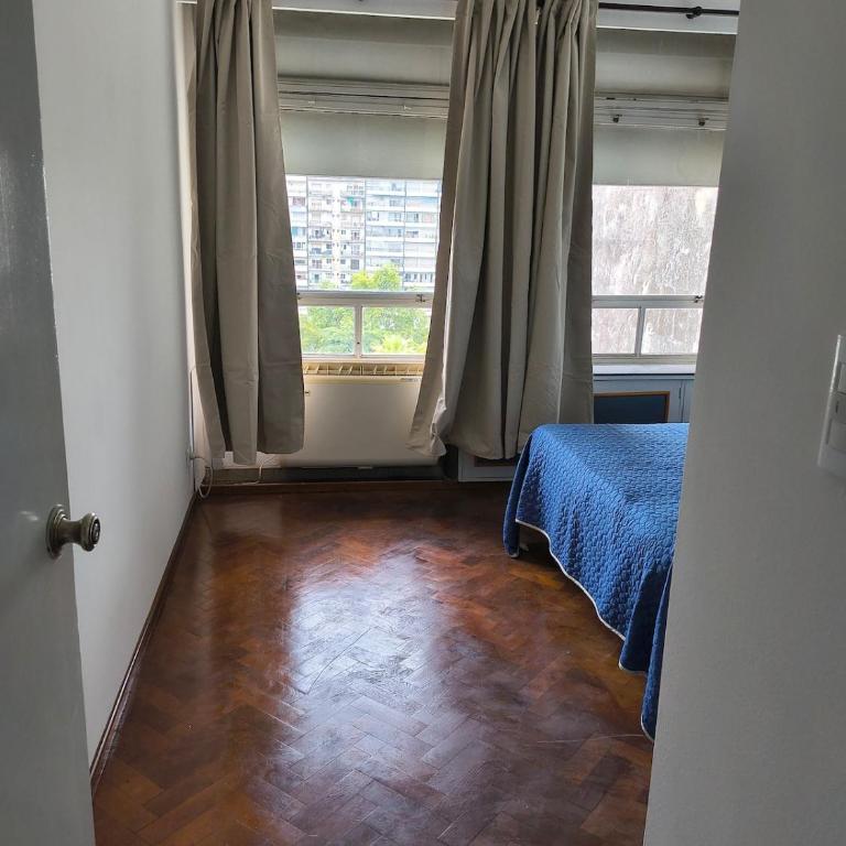 Amplio departamento céntrico 3 habitaciónes, 1 baño y medio, con estacionamiento en el edificio, mínimo 2 noches - Apartamento de 3 dormitorios - 38