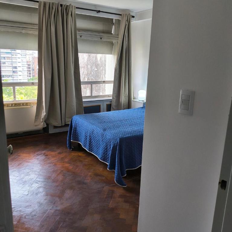 Amplio departamento céntrico 3 habitaciónes, 1 baño y medio, con estacionamiento en el edificio, mínimo 2 noches - Apartamento de 3 dormitorios - 39