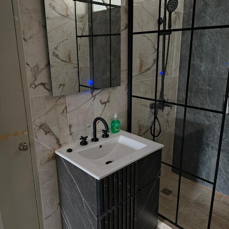 Amplio departamento céntrico 3 habitaciónes, 1 baño y medio, con estacionamiento en el edificio, mínimo 2 noches - Apartamento de 3 dormitorios - 40