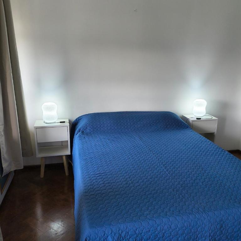 Amplio departamento céntrico 3 habitaciónes, 1 baño y medio, con estacionamiento en el edificio, mínimo 2 noches - Apartamento de 3 dormitorios - 44