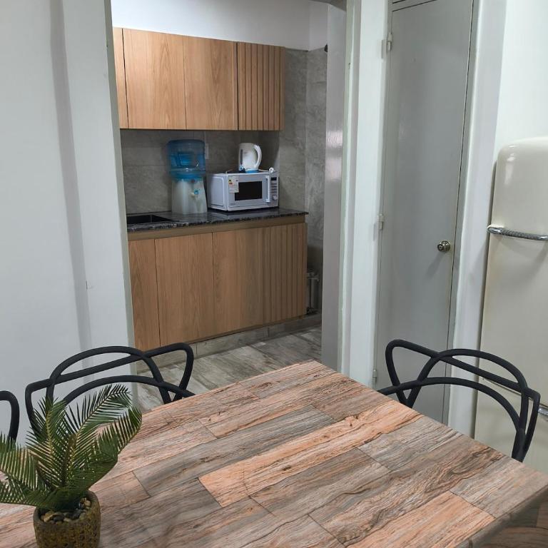 Amplio departamento céntrico 3 habitaciónes, 1 baño y medio, con estacionamiento en el edificio, mínimo 2 noches - Apartamento de 3 dormitorios - 45