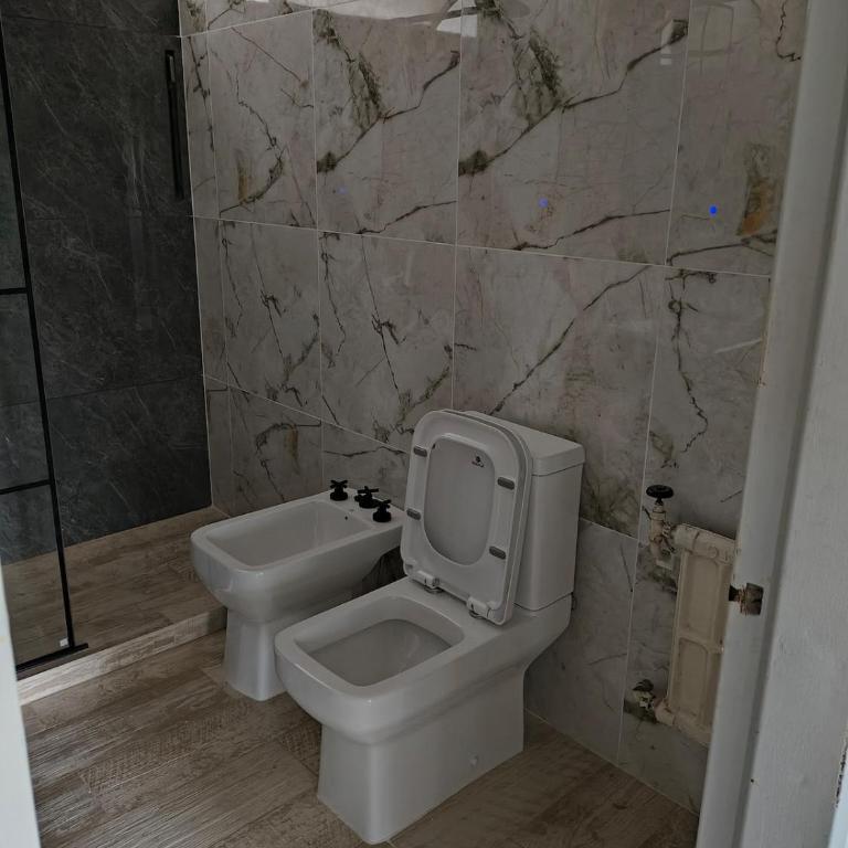 Amplio departamento céntrico 3 habitaciónes, 1 baño y medio, con estacionamiento en el edificio, mínimo 2 noches - Apartamento de 3 dormitorios - 46