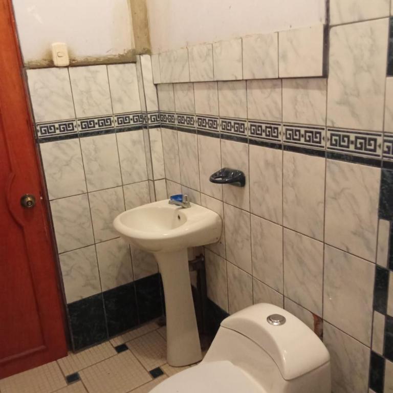 hospedaje LOS SAUCES - Three-Bedroom House - 7