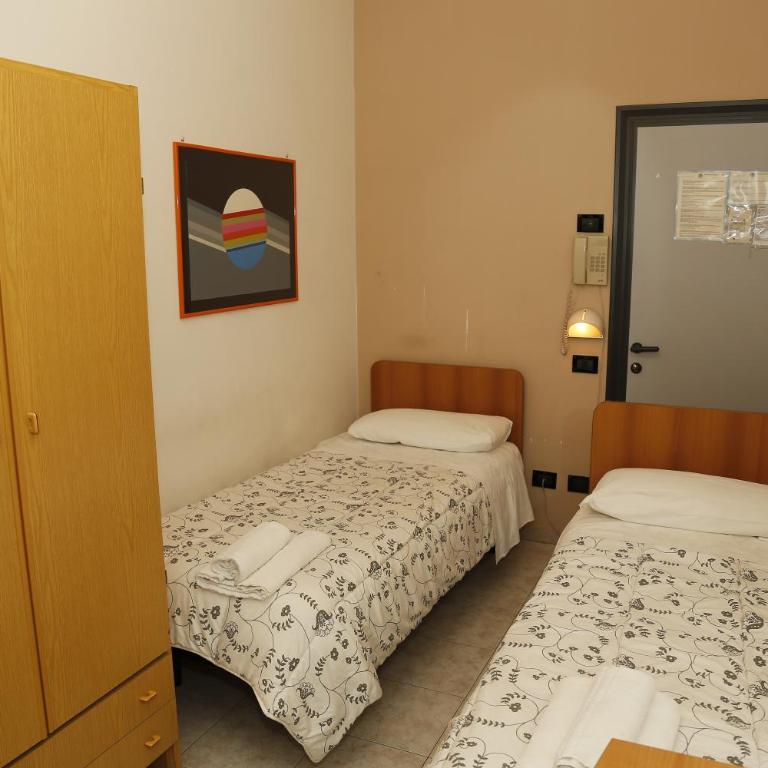Hotel Villa Dina - Camera Piccola Doppia con Letti Singoli - 2