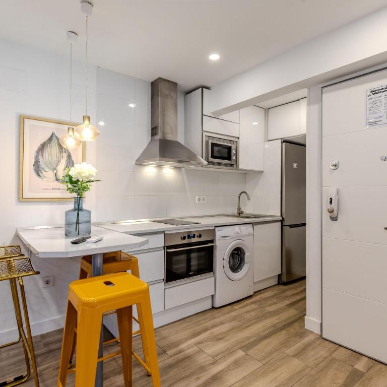Bright and Fantastic Studio - Apartment Embajadores A - One-Bedroom Apartment - 6
