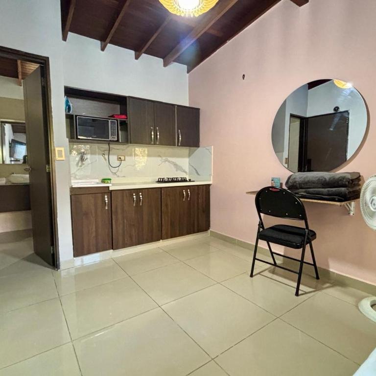Apartaestudio en Laureles-plaza mayor-Av 33-laundry-wifi - Studio - 6