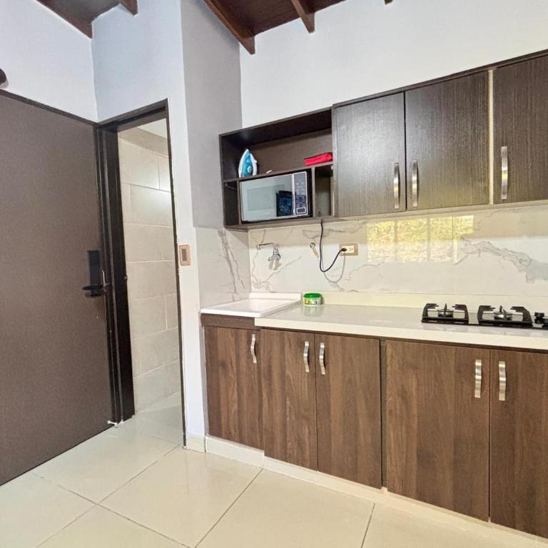 Apartaestudio en Laureles-plaza mayor-Av 33-laundry-wifi - Studio - 7