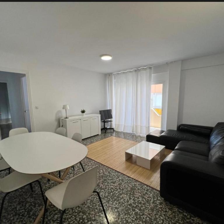 Sol Salou - Four-Bedroom Apartment with Balcony - 3